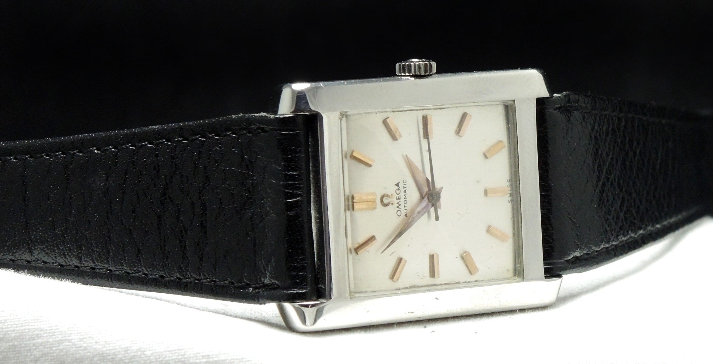 Art Deco Omega watch with linen dial Automatik | Vintage Portfolio
