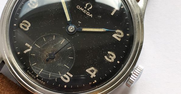Schöne Omega 30T2 mit schwarzem Gilt Ziffernblatt