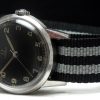 30t2 Omega Military Uhr mit schwarzem Ziffernblatt