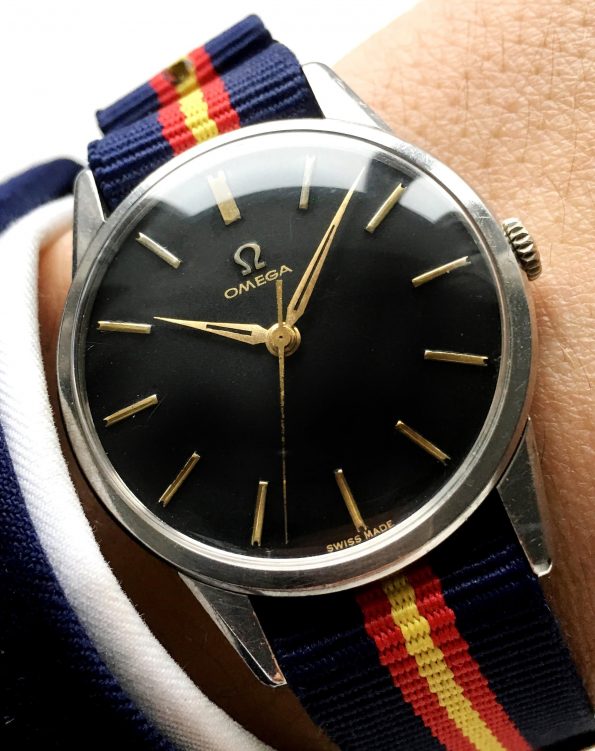Omega Military Style Uhr mit schwarzem Ziffernblatt