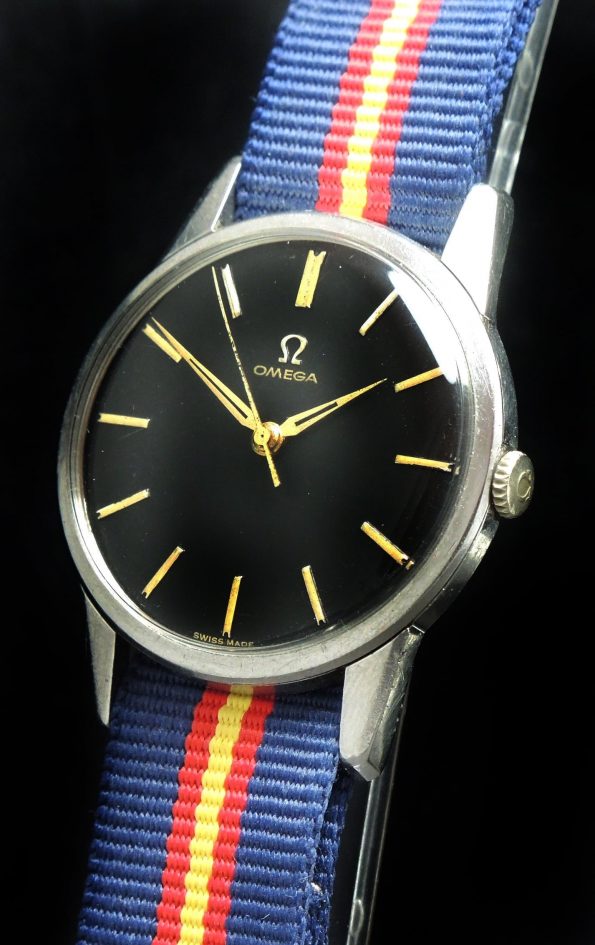 Omega Military Style Uhr mit schwarzem Ziffernblatt